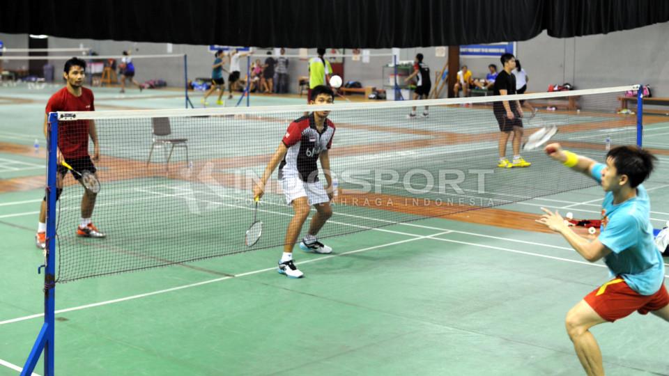 Ganda putra Indonesia, Ricky Karanda dan Angga Pratama menjalani latihan jelang BCA Indonesia Open 2015.